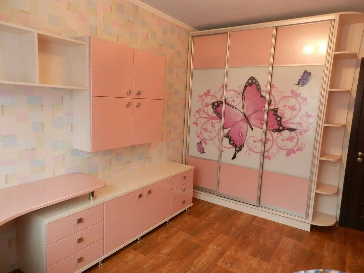 /Розовый Шкаф-купе в детскую №3 с рисунком и матовыми панелями на заказ